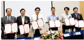 Representatives of the six alliance members sign cooperation agreement on July 15, 2009 at NCHU`s Animal Disease Diagnostic Center.