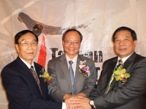 From left, the former THTMA chairman M.C. Cheng, IDB’s deputy director general Chou Neng-chuan, and the chairman-elect Jack Lin