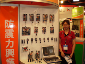 Savco’s sales representative Tracy Huang introduces SurFix AutoLock bit holders.