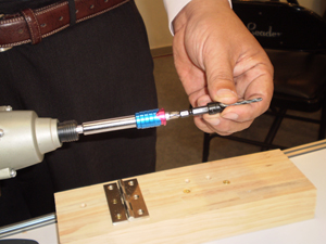 Chung Chan’s Hsu Chung-liang demonstrates how to install a drill bit in the Quick-release Chuck without removing the screwdriver bit.