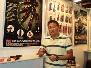 Kae Mae’s new Auto Loading Ratchet Screwdriver has a cylinder chamber-like bit holder, and is aimed at professional users.