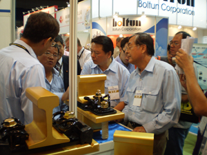 China Steel Corp. chairman Tsou Jo-chi’s (center) presence reflects the steelmaker’s closeness to the fastener industry.