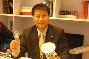 Bright Chairman Keen Hsu and the company’s LED bulb boasts 360-degree light distribution.