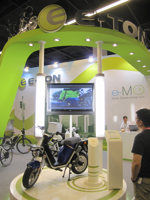 E-Ton`s e-MO XP jointly developed with Matra.
