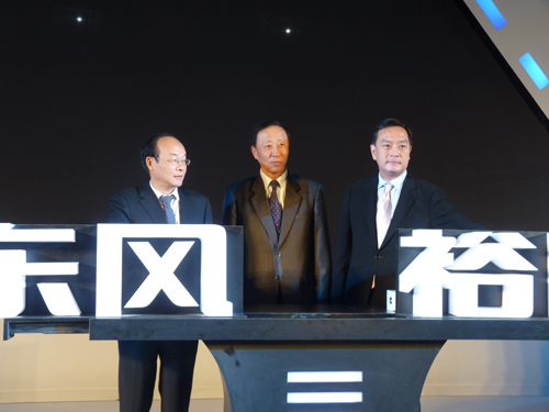 (From left) Dongfeng Yulon chairman Zhou Wenjie, Dongfeng Group chairman Xu Ping, and Yulon Group CEO Kenneth Yen jointly hoost the founding ceremony for Dongfeng Yulon. (photo courtesy EDN)