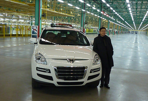Dongfeng Yulon president Wu Hsin-fa and the LUXGEN SUV.