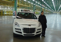 Dongfeng Yulon president Wu Hsin-fa and the LUXGEN SUV.