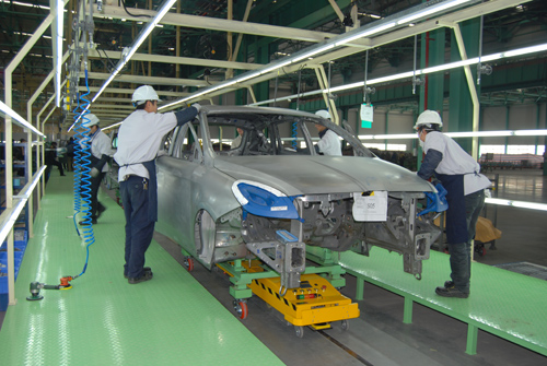 Workers at Dongfeng Yulon prepare for trial assemble of a LUXGEN SUV. (photo courtesy EDN)