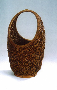 The delicate basket is woven with willow-shaped bamboo.