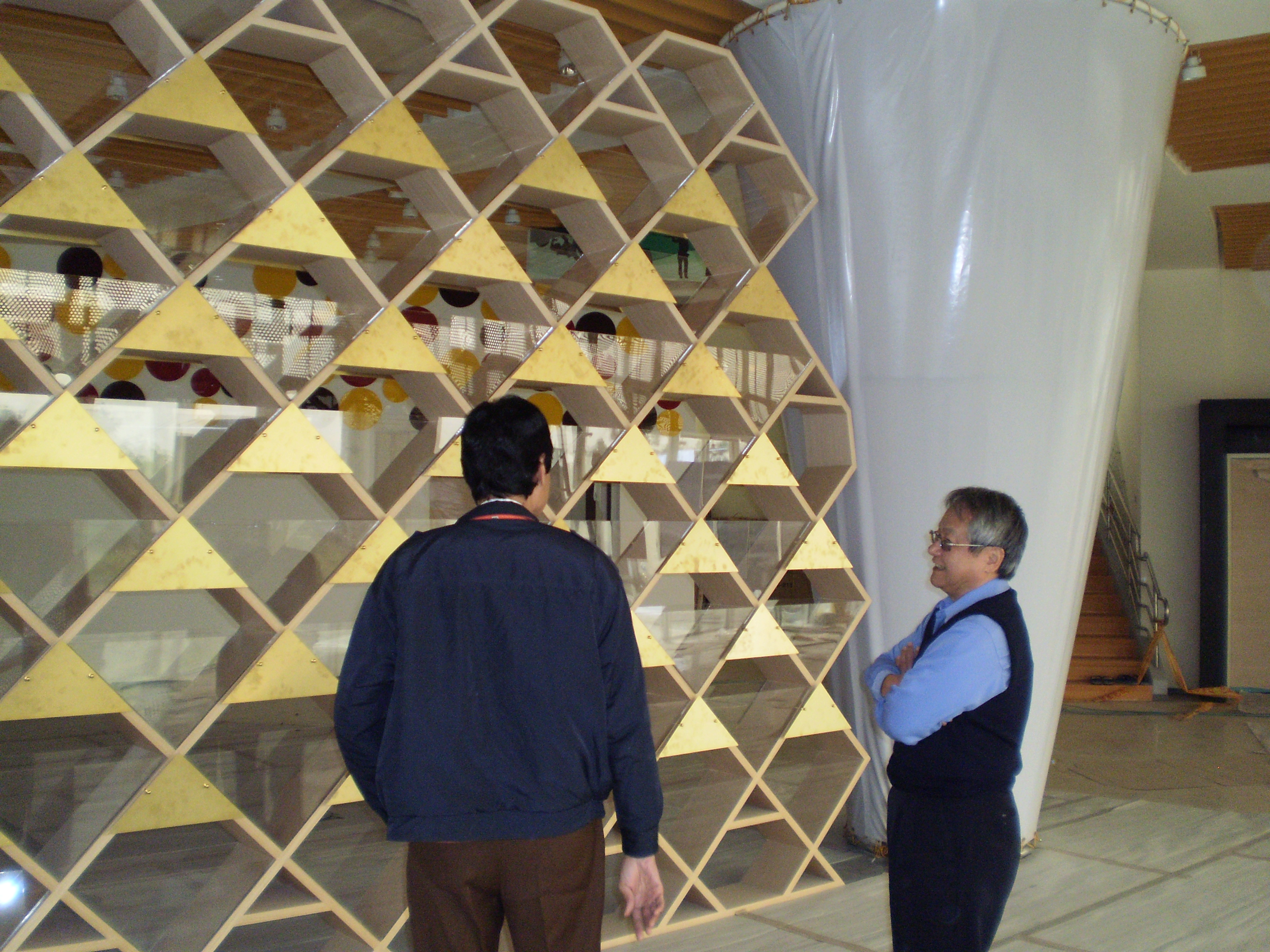 Chen talks with the museum’s chief interior designer about its displays and layout.