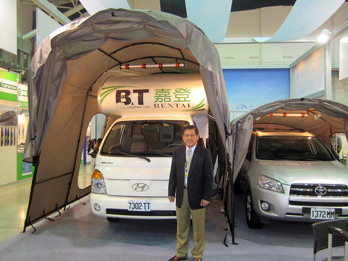 Jack Chen, Sportsman`s chairman, and the innovative tent for RV/yacht.