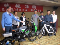 Welldone Group chairman (fourth from left) Paul Chen, TD HiTech president Yang Mo-hua (fifth left), and representatives from major customers