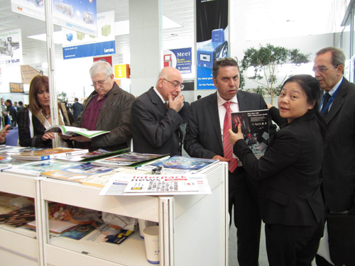CENS representative (second from right) and buyers at Interpack.