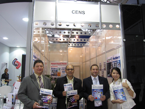 CENS representative (first from right) and buyers at Brasilplast.