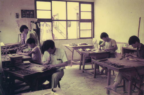 1.	A cottage furniture factory in the early stage of Taiwan’s furniture industry. (photo courtesy the Furniture Manufacturing Museum in Tainan)