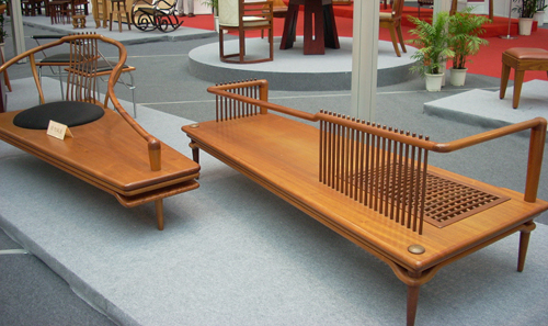 The “Supple Couch” series by Daren Hong won the first prize at the 1994 Taiwan Craftsmanship Awards organized by the National Taiwan Craft Research and Development Institute (NTCRDI). 