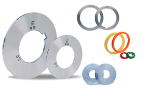 Slitter knives, spacers, PU O-ring, rubber spacers and separate disc.