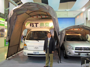 Jack Chen, Sportsman’s chairman, and the innovative tent for RV/yacht.
