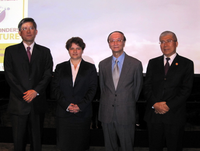Israeli representative to Taiwan Simona Halperin (second left), former Taiwanese representative to Israel Charles Teng (third left), and Director General Lin Jinn-jong of the MOFA’s Department of West Asian Affairs (right) at the party celebrating the inauguration of the Taiwan-Israel visa-waver program.