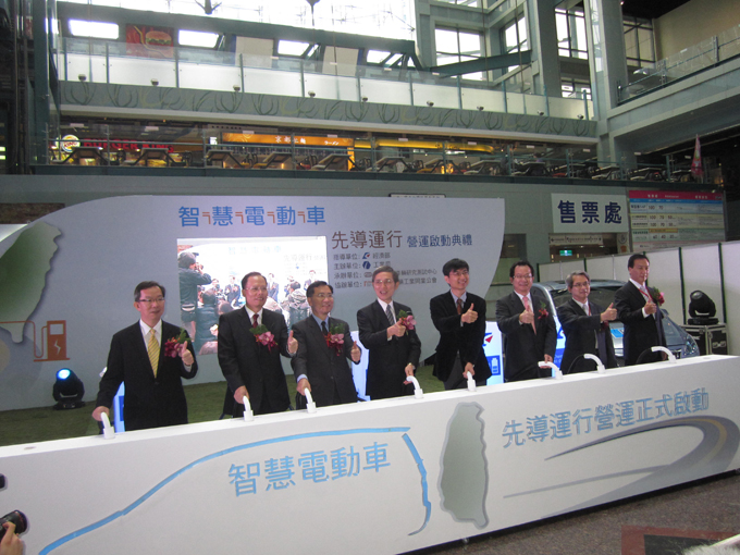 VIPs at the ceremony launching Taiwan’s first two EV pilot-run projects.