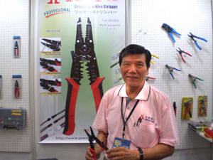 Jawdong’s general manager Steve Yang: the 7-in-1 multipurpose crimping and wire stripper is very popular with Japanese and Korean buyers for its professional-caliber appeal.
