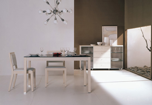 This simple and compact dining set, developed by Red Apple, is popular among young consumers.