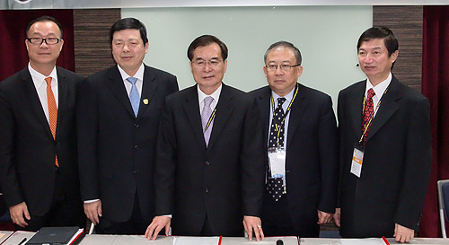 TAMI chairman Hsu Hsiu-tsang (center): “The overall production value of Taiwan’s machinery industry will be able to exceed NT$1 trillion in 2012 or 2013 so long as the external economic situation doesn’t worsen.”