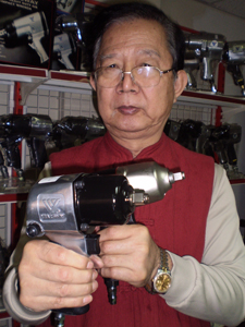  Years Way GM Wang Chien-tzu demonstrates his company’s hot-selling AIW 53440P Air Impact Wrench.