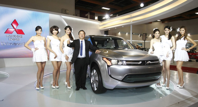 CMC president H.T Liu with a Mitsubishi SUV concept.