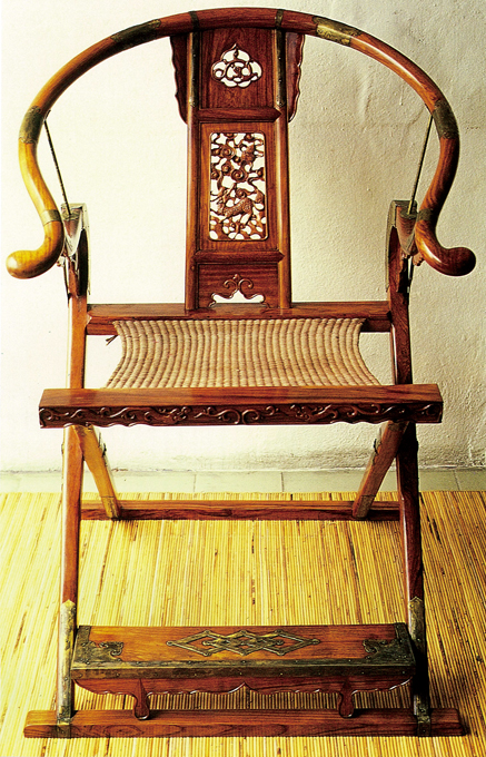 This Ming-style folding chair was developed by Ming’s Co.