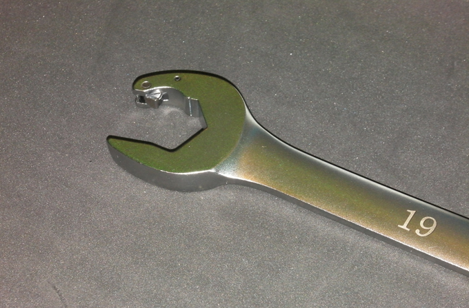 The RQ series combination wrench features an arc design alongside the neck that ensures enhanced rotation and locking without deviation of angles when turned.
