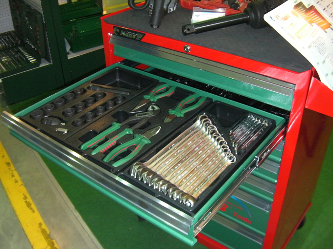 The TTK series includes various tools in assortment trays fitted to roller cabinets.