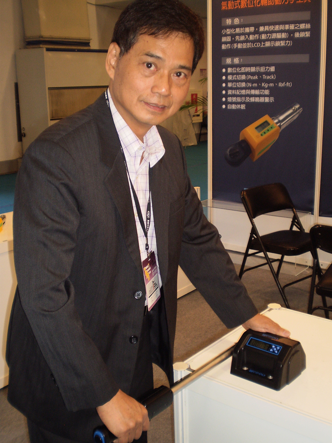 William Tool`s founder William Chiang demonstrates how to operate Taiwan`s first domestically-developed digital torque calibrator.