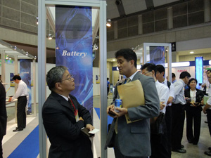 Visitors at Techno-Frontier 2012 wait to meet ITRI representative to learn more about the advanced battery technology.
