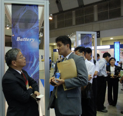 Visitors at Techno-Frontier 2012 wait to meet ITRI representative to learn more about the advanced battery technology.
