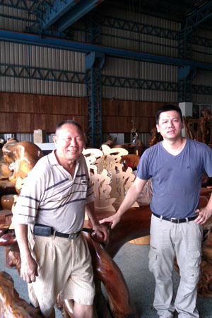 Victor Yan (right) and his father (left) both won awards from Chiayi City Government. 