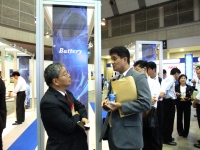 Visitors at Techno-Frontier 2012 wait to meet ITRI representative to learn more about the advanced battery technology.