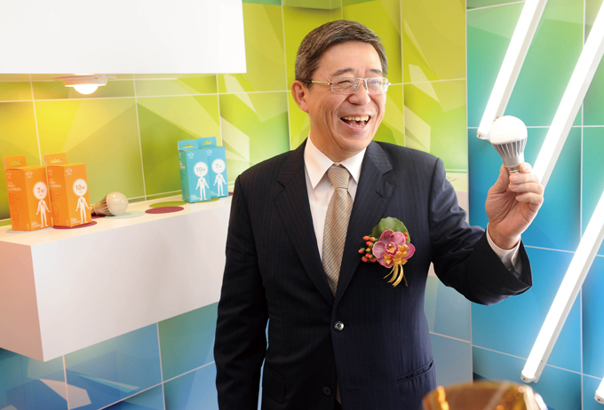 W.C. Wang demonstrates an LED light bulb to be soon made on Nanya’s fully automated line. 