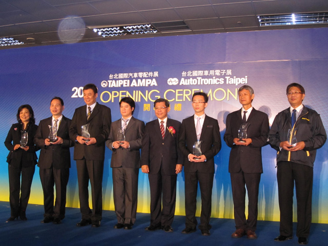 Vice Economic Minister Francis Liang (fifth from left) and winners of the 2012 AMPA Innovation Awards pose during the opening ceremony. (4172)