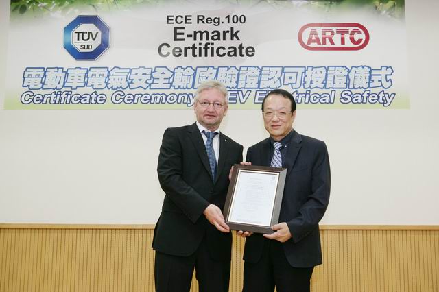  Volker Blandow (left), chief of TUV SUD`s EV unit, presents an ECE R100 export-to-Europe certificate to ARTC president Joy Huang. 