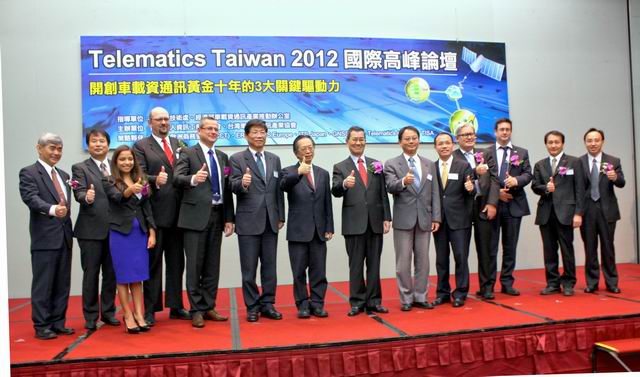 Vincent Siew (eighth from left), former Vice President of the Republic of China, gives a thumbs-up with forum speakers at the Telematics Taiwan 2012 opening ceremony.
