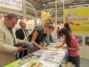 The CENS’ booth attracted foreign buyers interested in its publications.