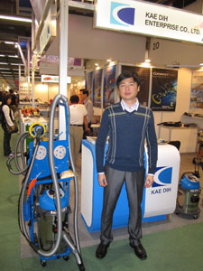 James Tsai, general manager of Taiwan’s leading vacuum-system maker Kae Dih, and its latest vacuum station trolley.