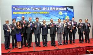 Vincent Siew (eighth from left), former Vice President of the Republic of China, gives a thumbs-up with forum speakers at the Telematics Taiwan 2012 opening ceremony.