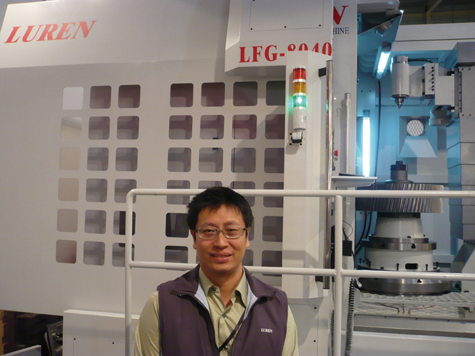 Luren’s assistant manager, Charles Hung, showed off the LFG-8040 vertical type CNC gear profile grinding machine.
