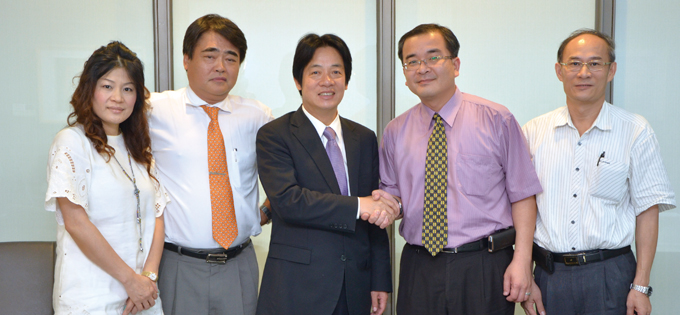 Chen and Liao visited Tainan City Mayor William Lai (center) to secure government support.