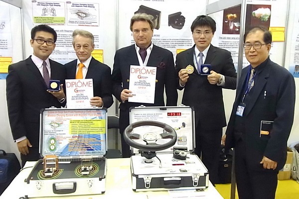 Inventions Geneva officials present Gold and Silver Prizes to ARTC representatives.