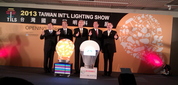 Vice President Wu Den-yih (center) with show organizer heads TAITRA Chairman Wang Chih-kang (2nd from left)and TLFEA Chairman David Chang (right)as other other guests as B. L. Lee (left), Chairman of Taiwan Optoelectronic Semiconductor Industry Association and Cho Shih-chao (2nd from right), Vice Minister of Economic Affairs, at the opening ceremony of TILS 2013. 