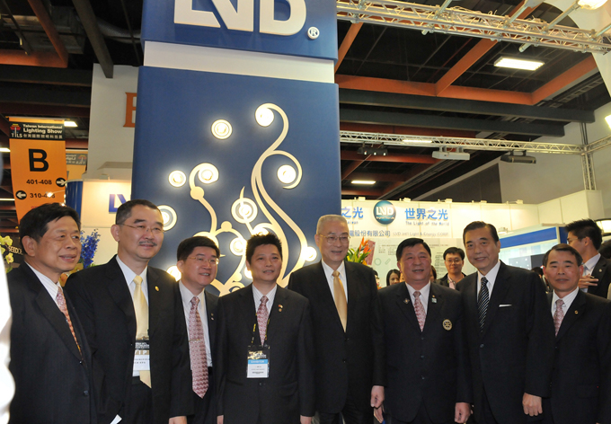 ROC Vice President Wu Den-yih (4th right) poses with other visitors and LVD International general manager Jack Chen (4th left) in front of the company’s TILS booth.