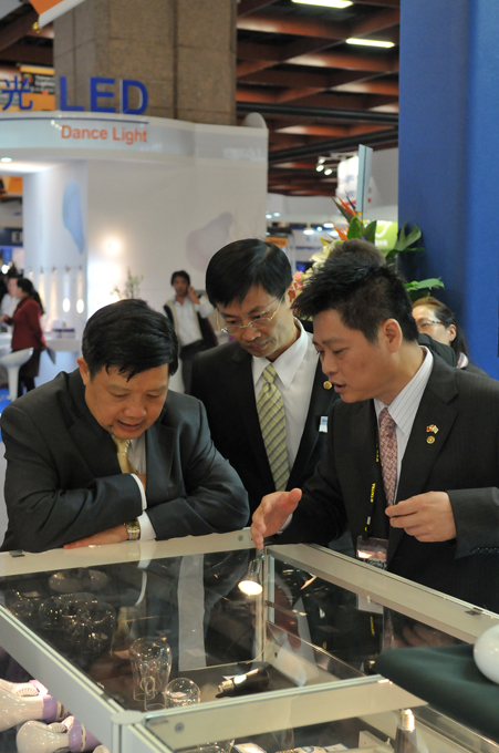 Joseph Yeh (left), chairman of Everlight Electronics, checks out LVD International’s induction lamps together with general manager Jack Chen.